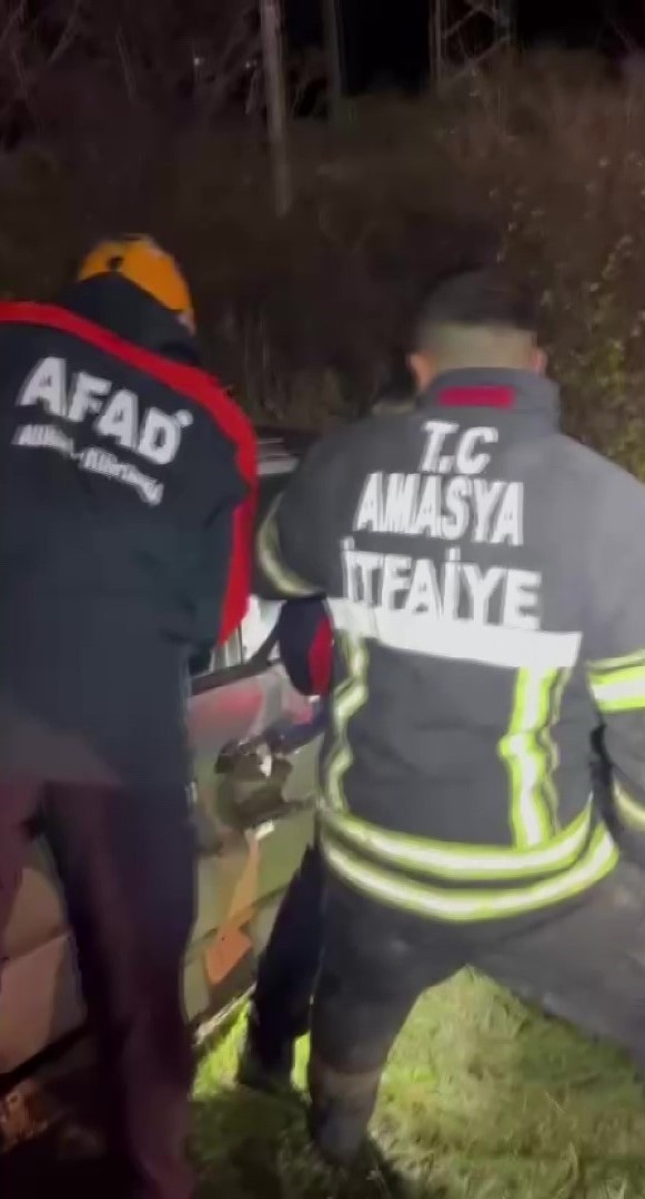 amasyada iki otomobil kafa kafaya carpisti 8 yarali 7 fW5dUNLP