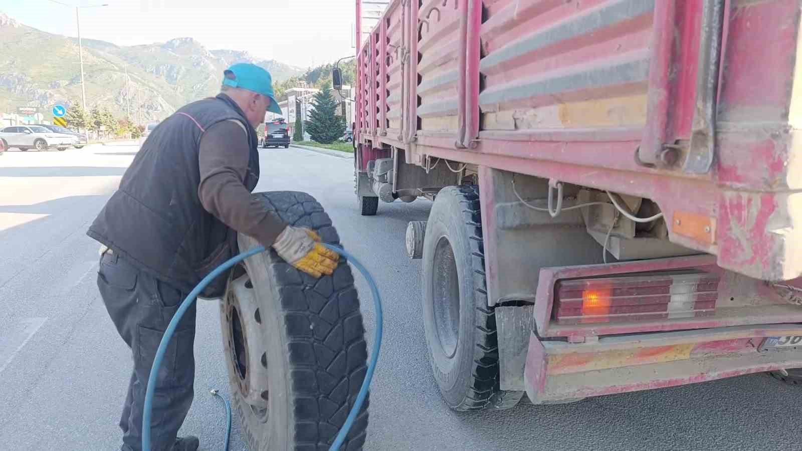 amasyada kamyondan kopan teker magazaya daldi 4 bCf6HTm3