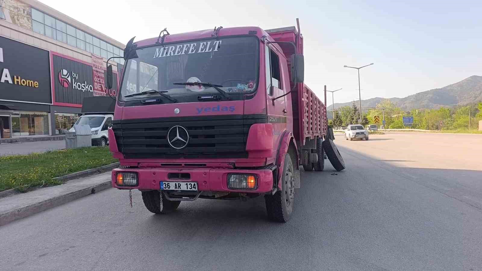 amasyada kamyondan kopan teker magazaya daldi 5 argZPibG