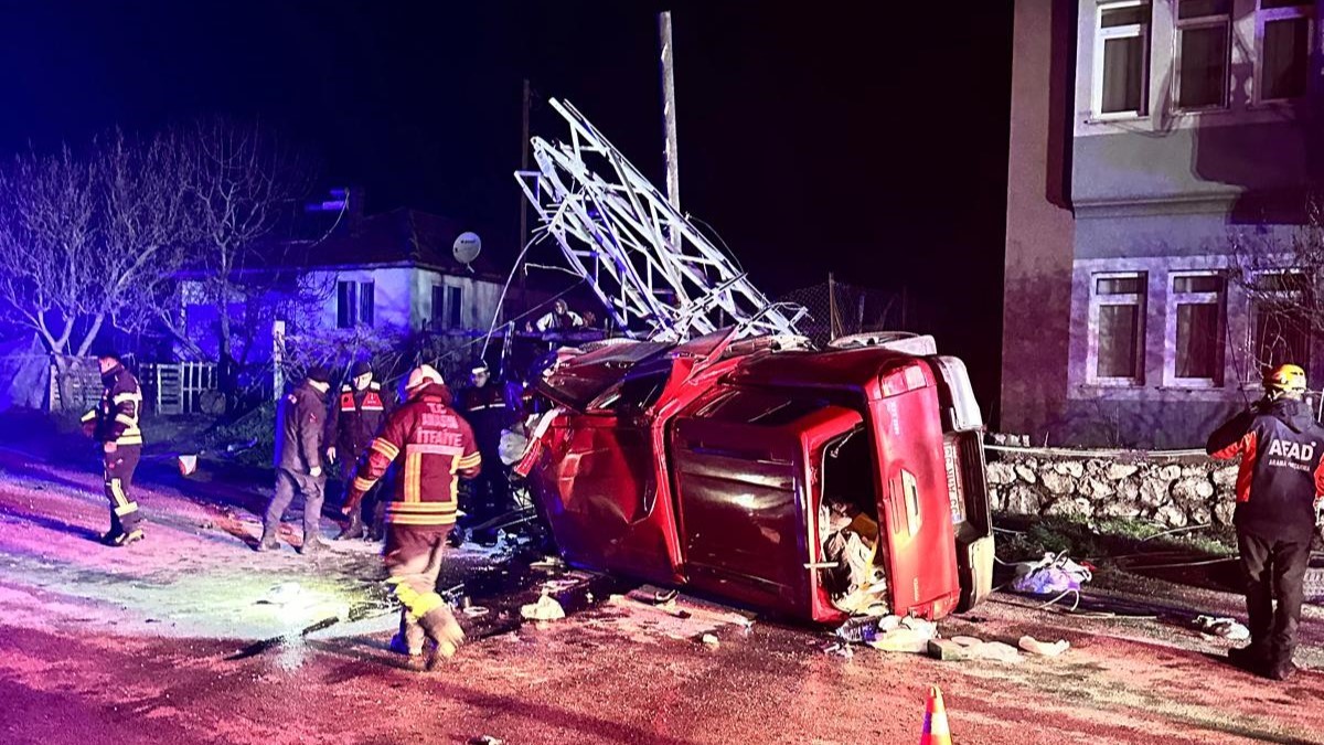 Amasya’da kamyonet çarptığı elektrik direğini ikiye ayırdı: 1 yaralı 4 amasyada kamyonet carptigi elektrik diregini ikiye ayirdi 1 yarali 0 2MNq6Y9I