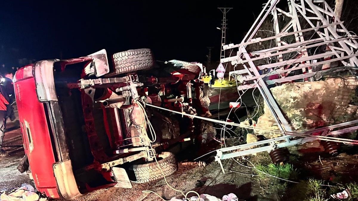 Amasya’da kamyonet çarptığı elektrik direğini ikiye ayırdı: 1 yaralı 5 amasyada kamyonet carptigi elektrik diregini ikiye ayirdi 1 yarali 1 lgd9mVfl