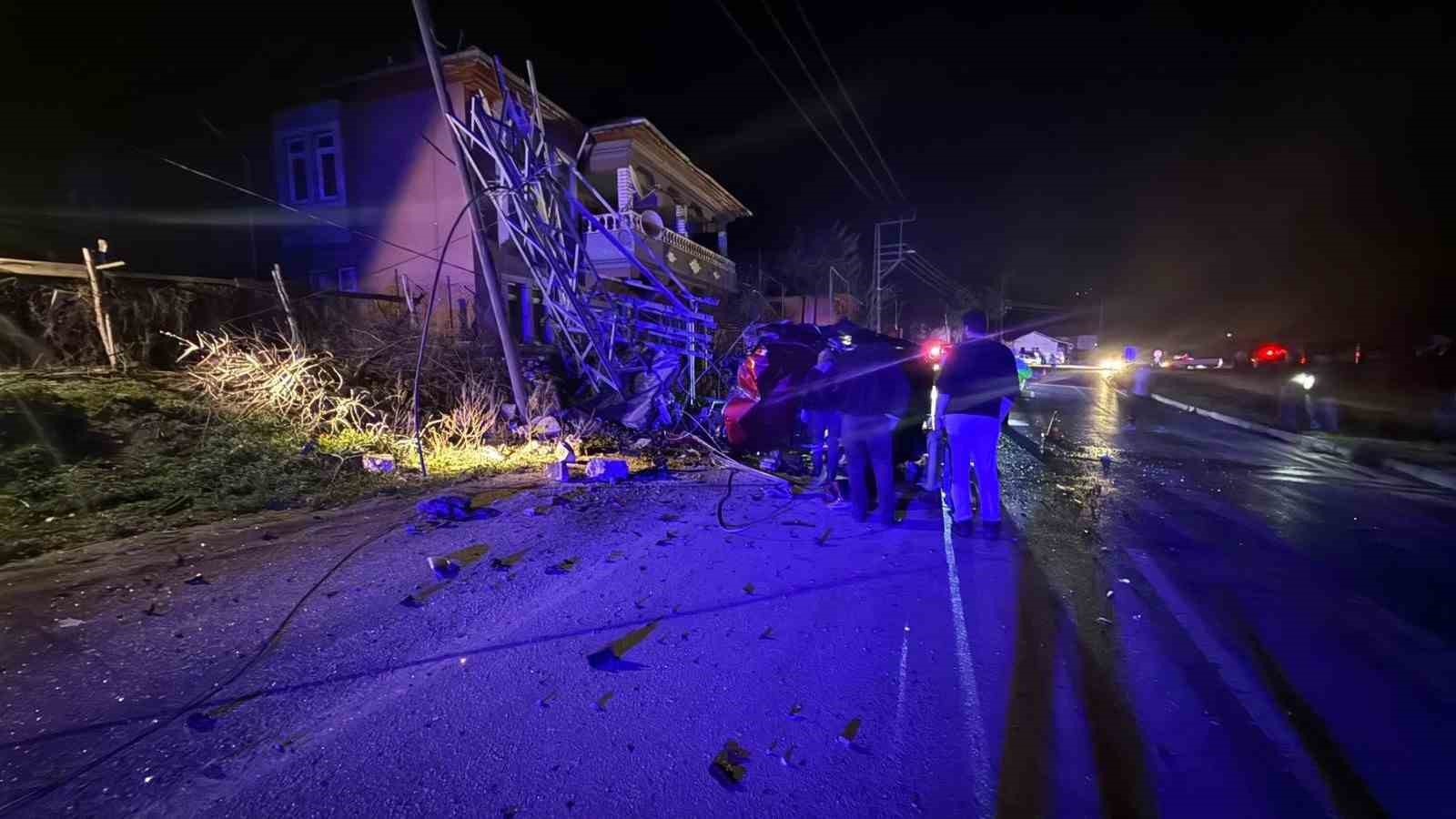 Amasya’da kamyonet çarptığı elektrik direğini ikiye ayırdı: 1 yaralı 6 amasyada kamyonet carptigi elektrik diregini ikiye ayirdi 1 yarali 2 4ZCsGXIR