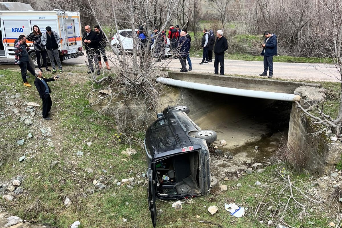 Amasya’da kamyonet menfeze devrildi: 3 yaralı 4 amasyada kamyonet menfeze devrildi 3 yarali 0