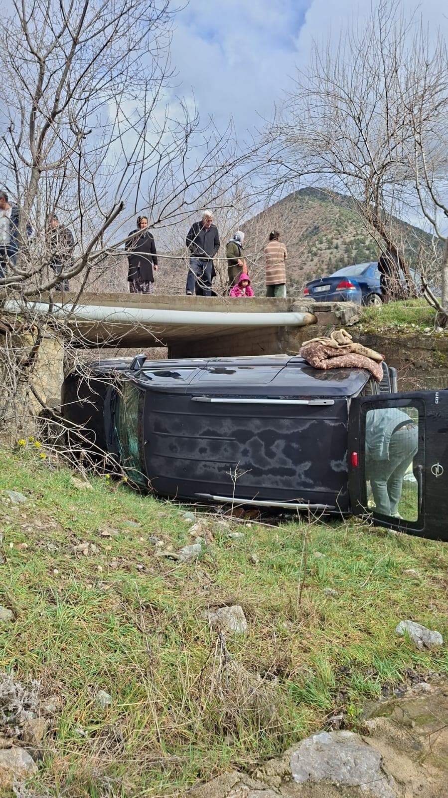 Amasya’da kamyonet menfeze devrildi: 3 yaralı 5 amasyada kamyonet menfeze devrildi 3 yarali 1 rVLBPtJs