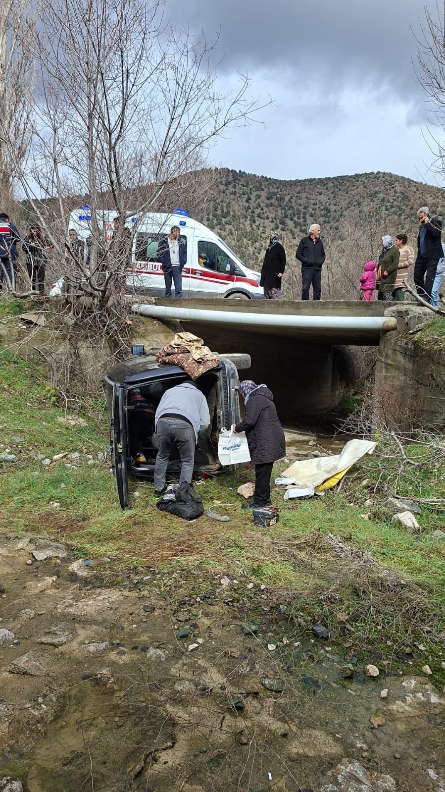 Amasya’da kamyonet menfeze devrildi: 3 yaralı 6 amasyada kamyonet menfeze devrildi 3 yarali 2