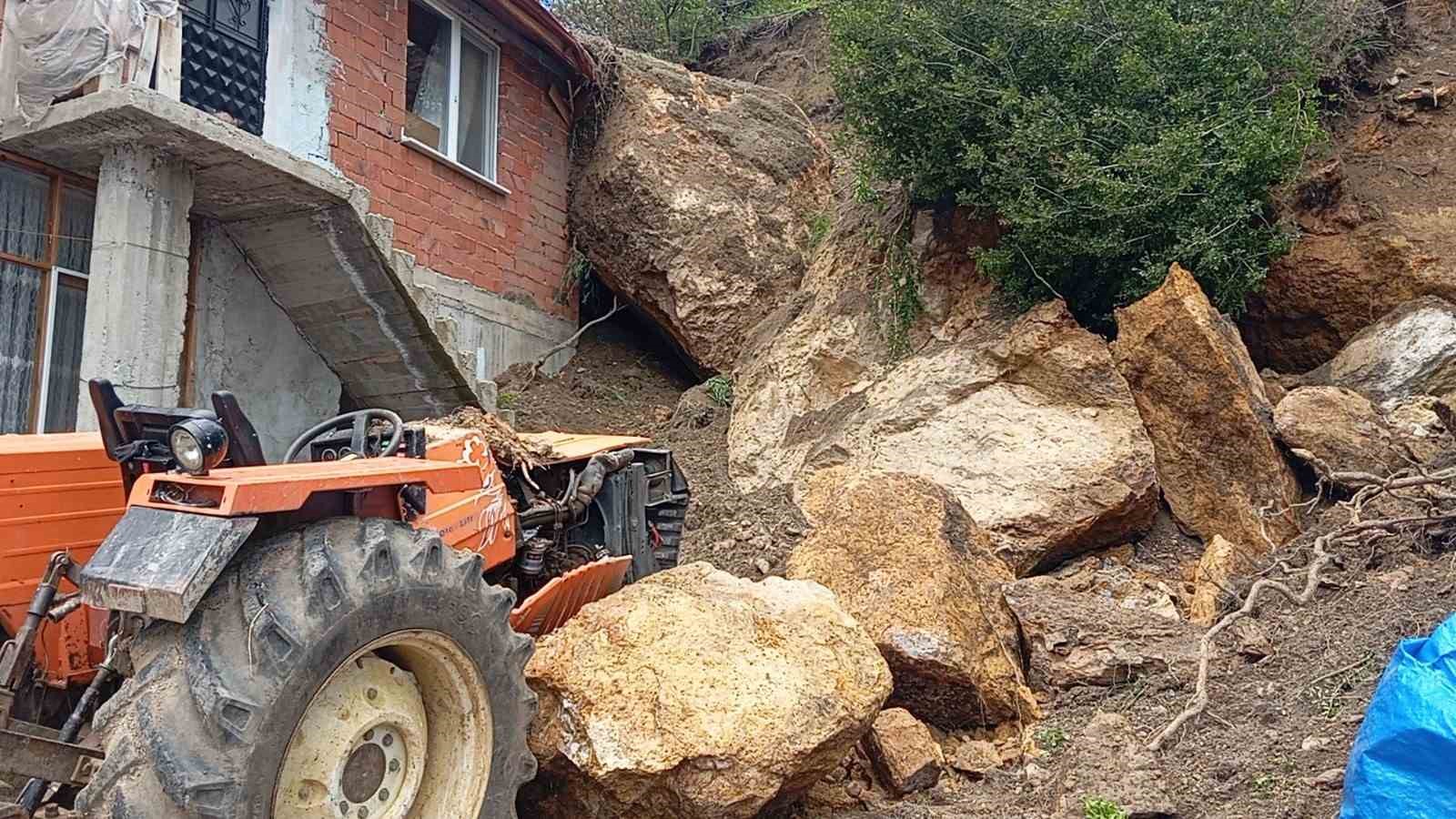 amasyada kaya parcalari ev ve traktorun ustune dustu 0 RNkp3qLd