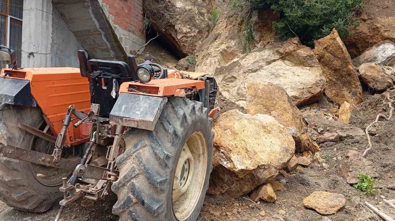 amasyada kaya parcalari ev ve traktorun ustune dustu 2 ghSrDe9F