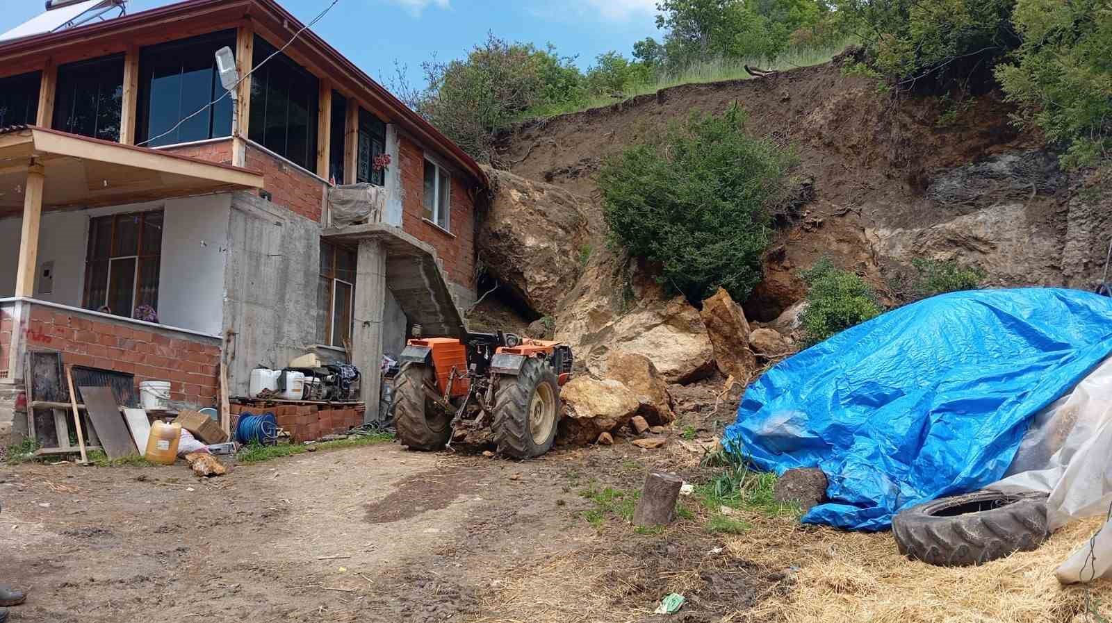 amasyada kaya parcalari ev ve traktorun ustune dustu 3 Q77lHg3g