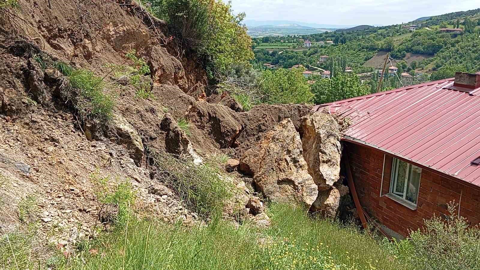 amasyada kaya parcalari ev ve traktorun ustune dustu 4 SeIZUYIa