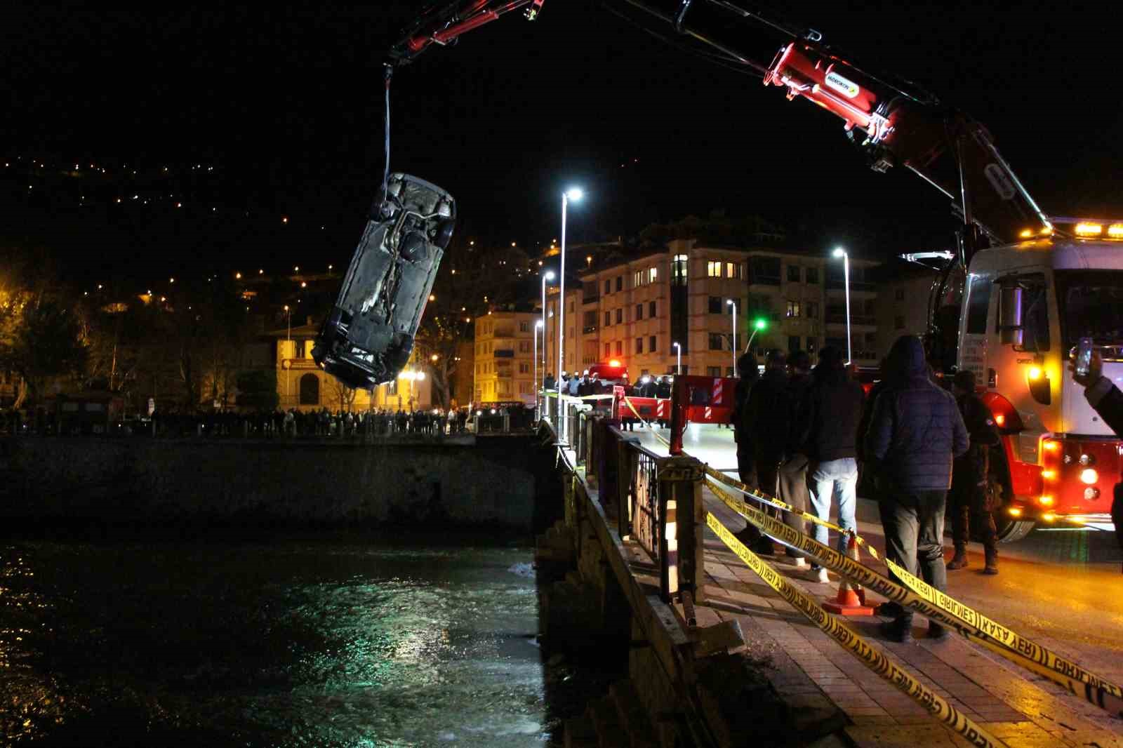 Amasya’da kontrolden çıkan otomobil köprüden Yeşilırmak Nehri’ne uçtu: 1 ölü, 1 yaralı 4 amasyada kontrolden cikan otomobil kopruden yesilirmak nehrine uctu 1 olu 1 yarali 0 ZutRel6l