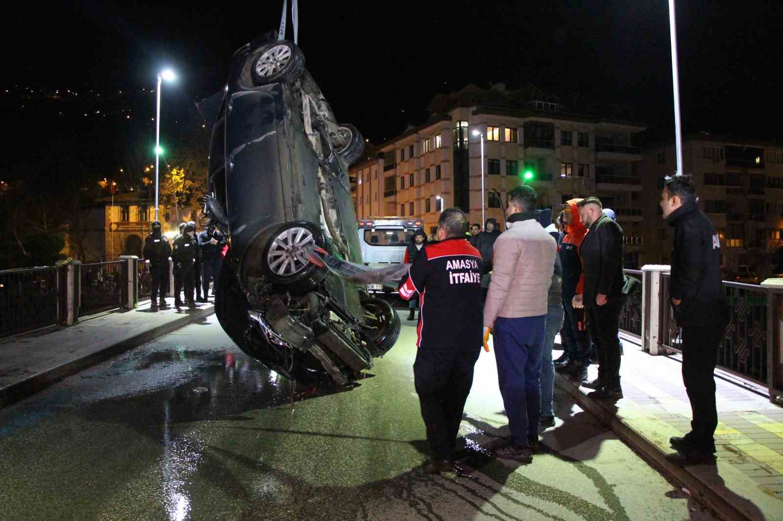 Amasya’da kontrolden çıkan otomobil köprüden Yeşilırmak Nehri’ne uçtu: 1 ölü, 1 yaralı 6 amasyada kontrolden cikan otomobil kopruden yesilirmak nehrine uctu 1 olu 1 yarali 2 33qkpLUg