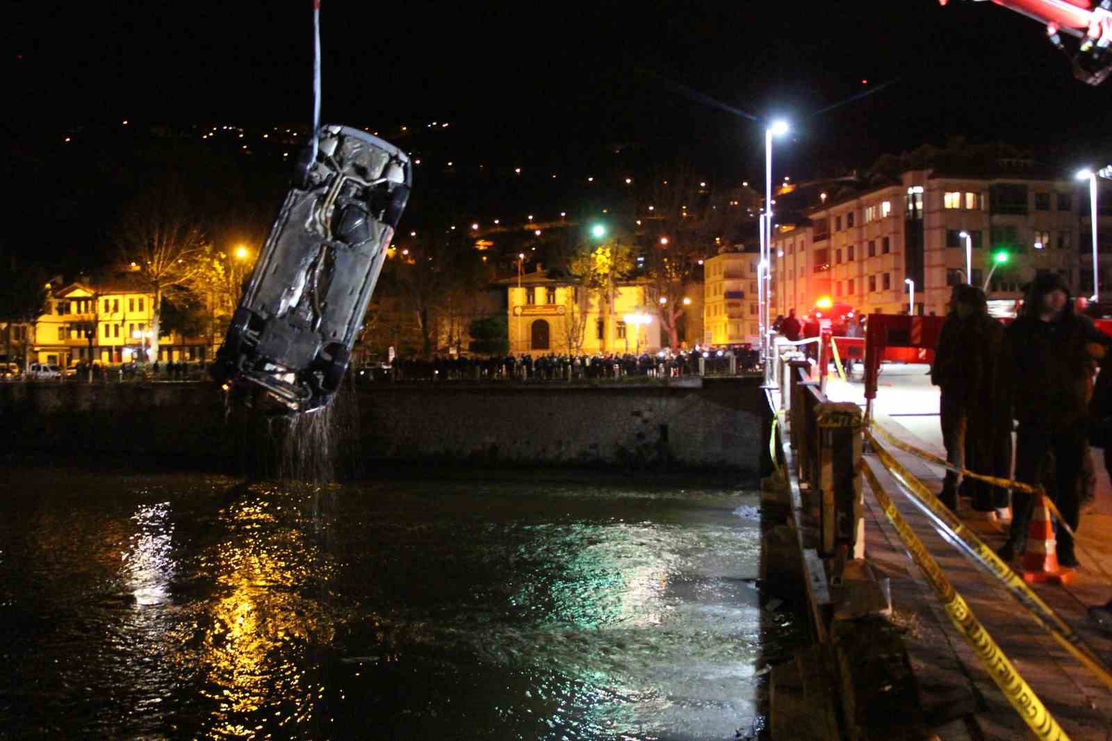 Amasya’da kontrolden çıkan otomobil köprüden Yeşilırmak Nehri’ne uçtu: 1 ölü, 1 yaralı 7 amasyada kontrolden cikan otomobil kopruden yesilirmak nehrine uctu 1 olu 1 yarali 3 B7LBcAsI