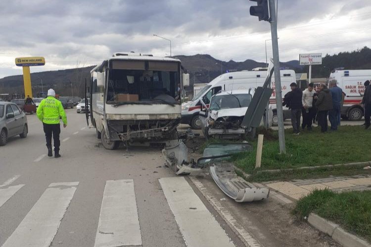 amasyada midibus ile kamyonet carpisti 6 yarali 1 Irce2RTD