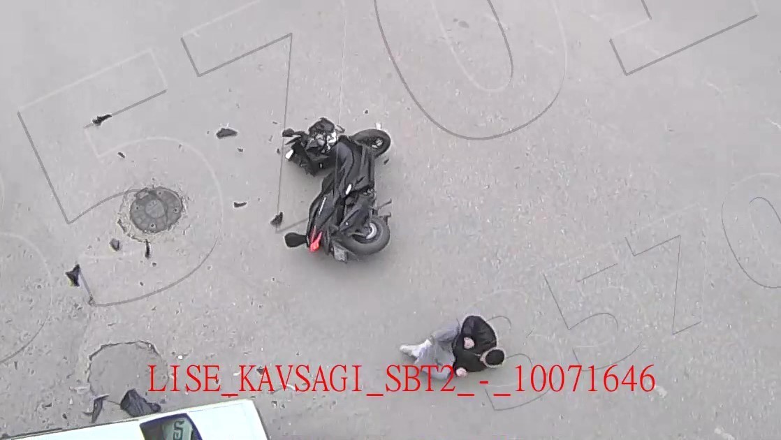 amasyada motosiklet ile otomobilin carpistigi kaza kamerada 1 zUeHqcIg
