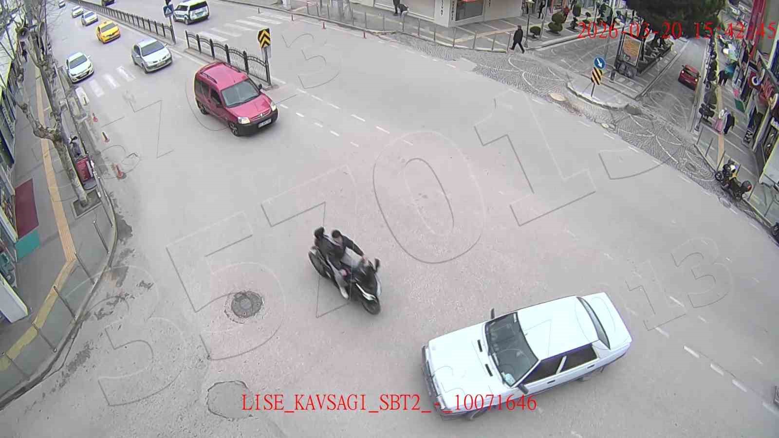 amasyada motosiklet ile otomobilin carpistigi kaza kamerada 2 4NnvnlEp