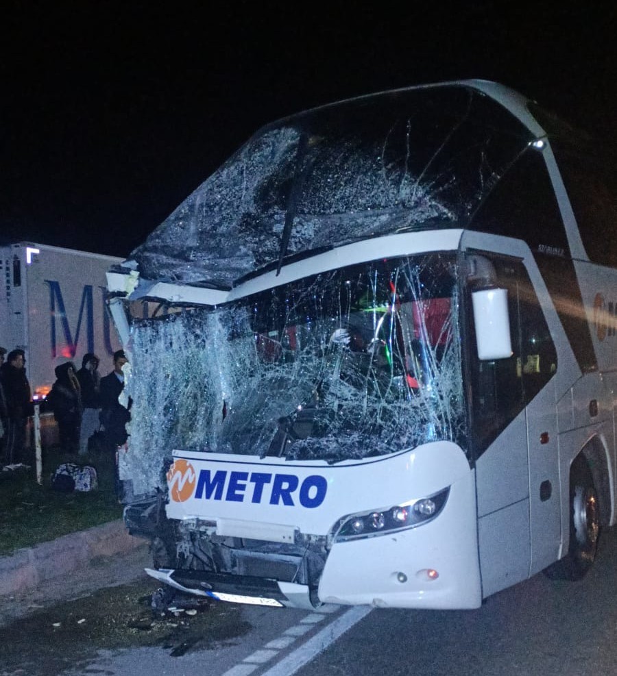 Amasya’da otobüs ile tır çarpıştı: Çok sayıda yaralı var 6 amasyada otobus ile tir carpisti cok sayida yarali var 2 aQ3YCNYe