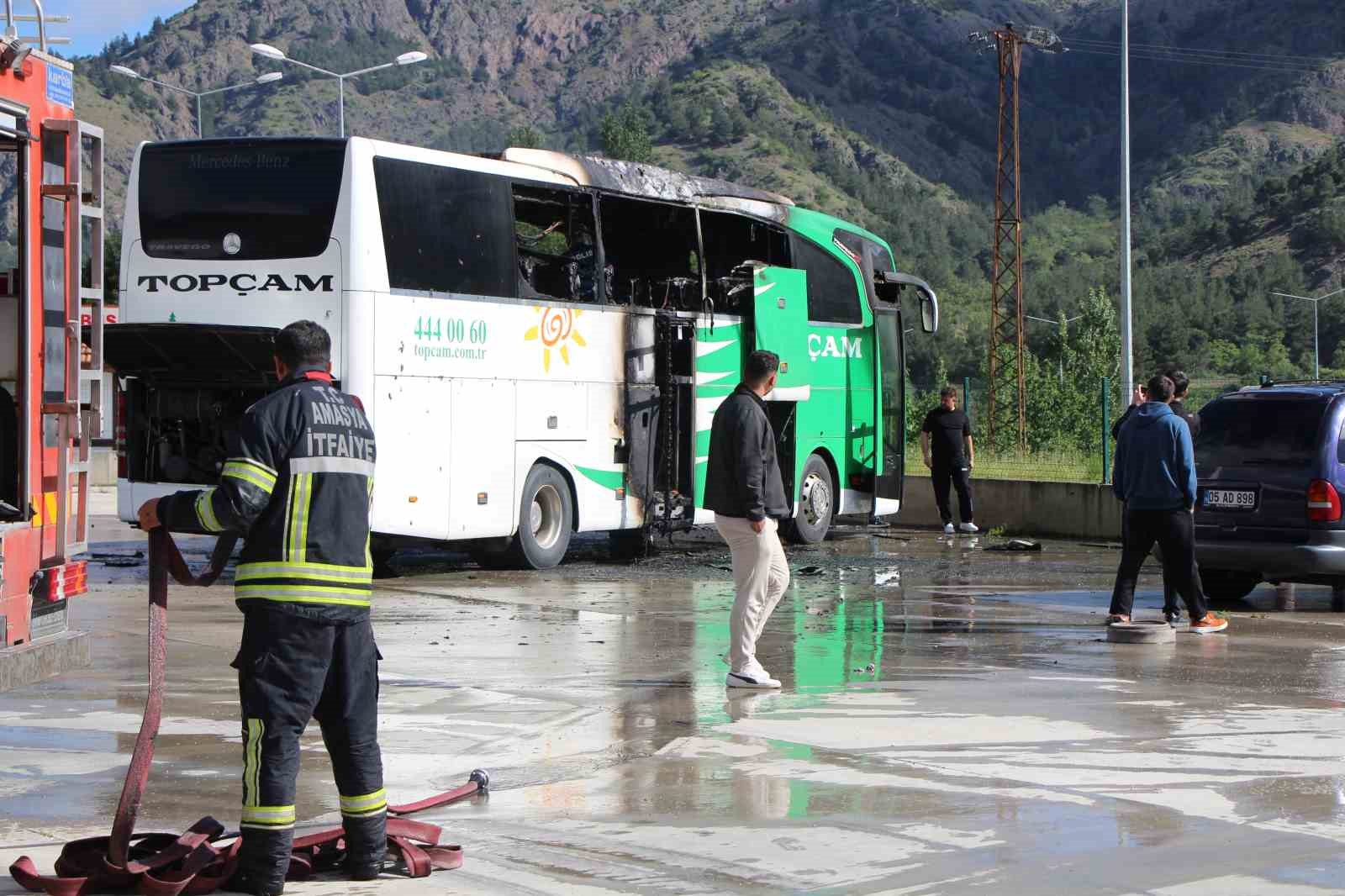 amasyada otobus terminalinde park halindeki yolcu otobusu yandi 0