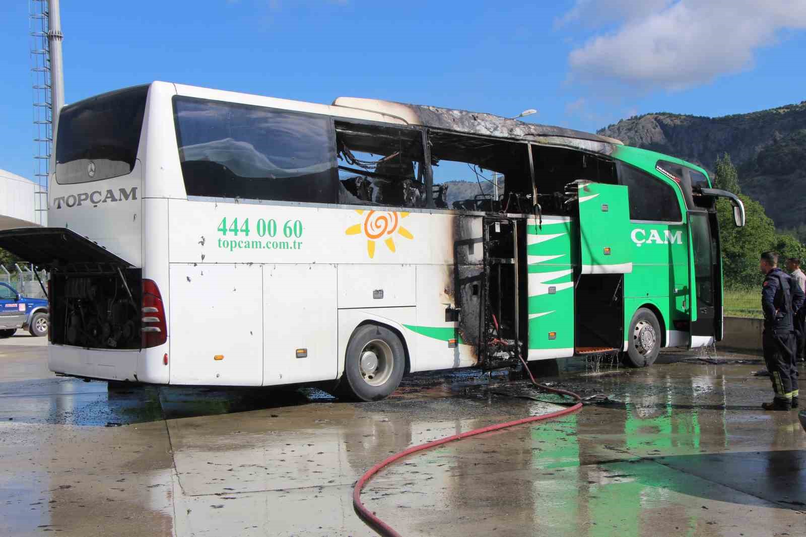 amasyada otobus terminalinde park halindeki yolcu otobusu yandi 2 hTOAXE9p