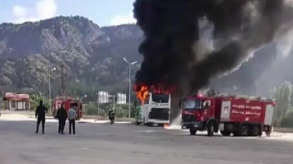 amasyada otobus terminalinde park halindeki yolcu otobusu yandi 3 FcV397p7