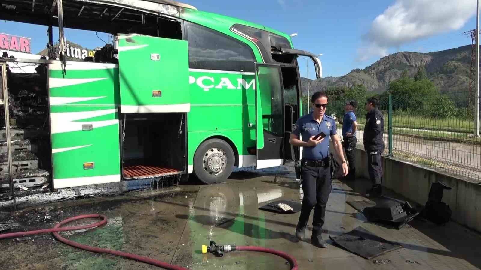 amasyada otobus terminalinde park halindeki yolcu otobusu yandi 4 VEUeXEgB