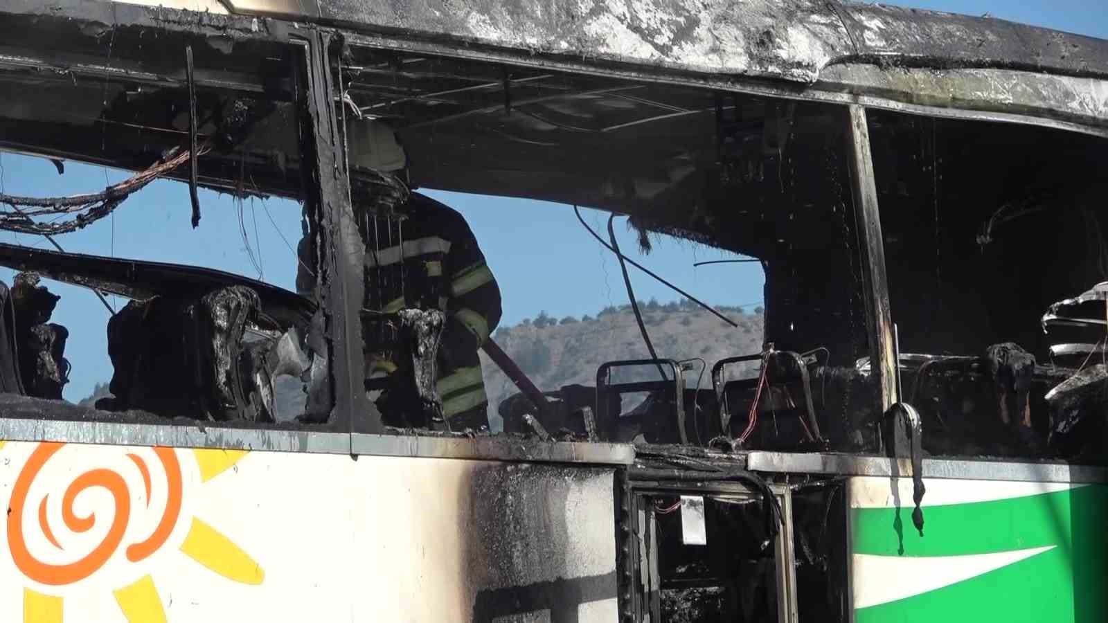 amasyada otobus terminalinde park halindeki yolcu otobusu yandi 5 fKnWqXWT