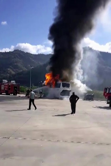 amasyada otobus terminalinde park halindeki yolcu otobusu yandi 6 me7ZAWGX