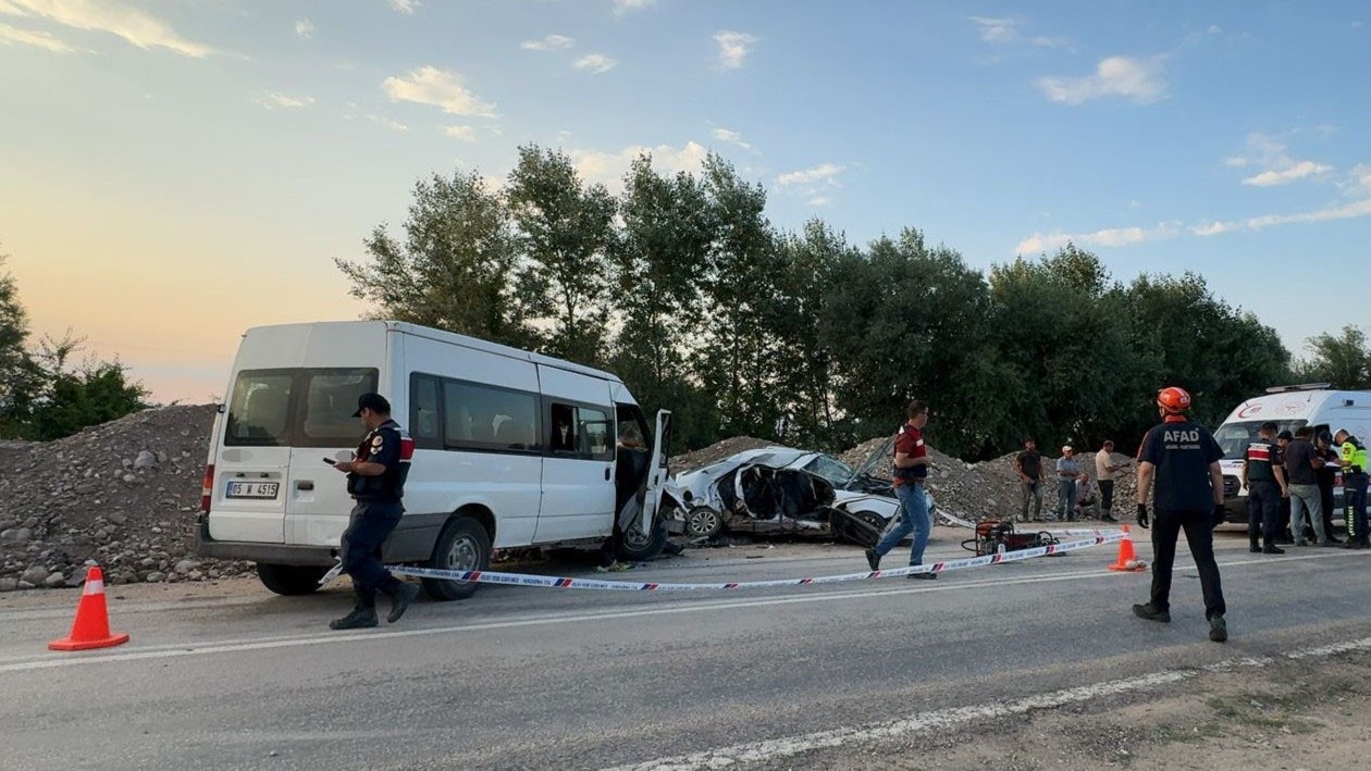 amasyada otomobil ile minibus carpisti 1 olu 3 yarali 0 112NTvnI