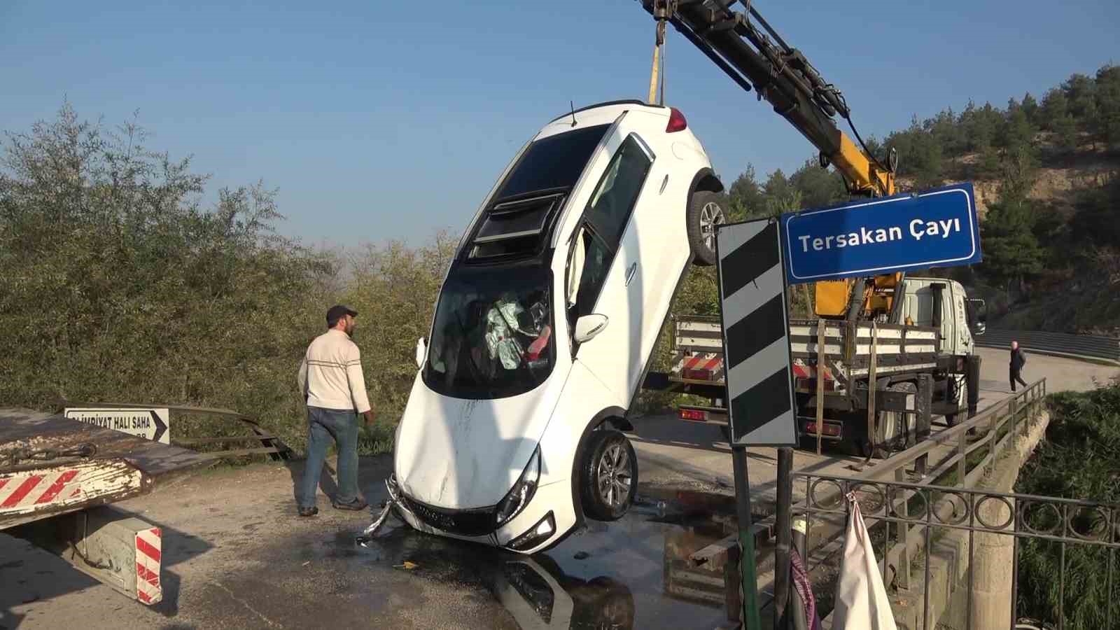 amasyada otomobil kopruden tersakan cayina uctu 2 kiz cocugunu vatandaslar kurtardi 0 2PXh1aiv