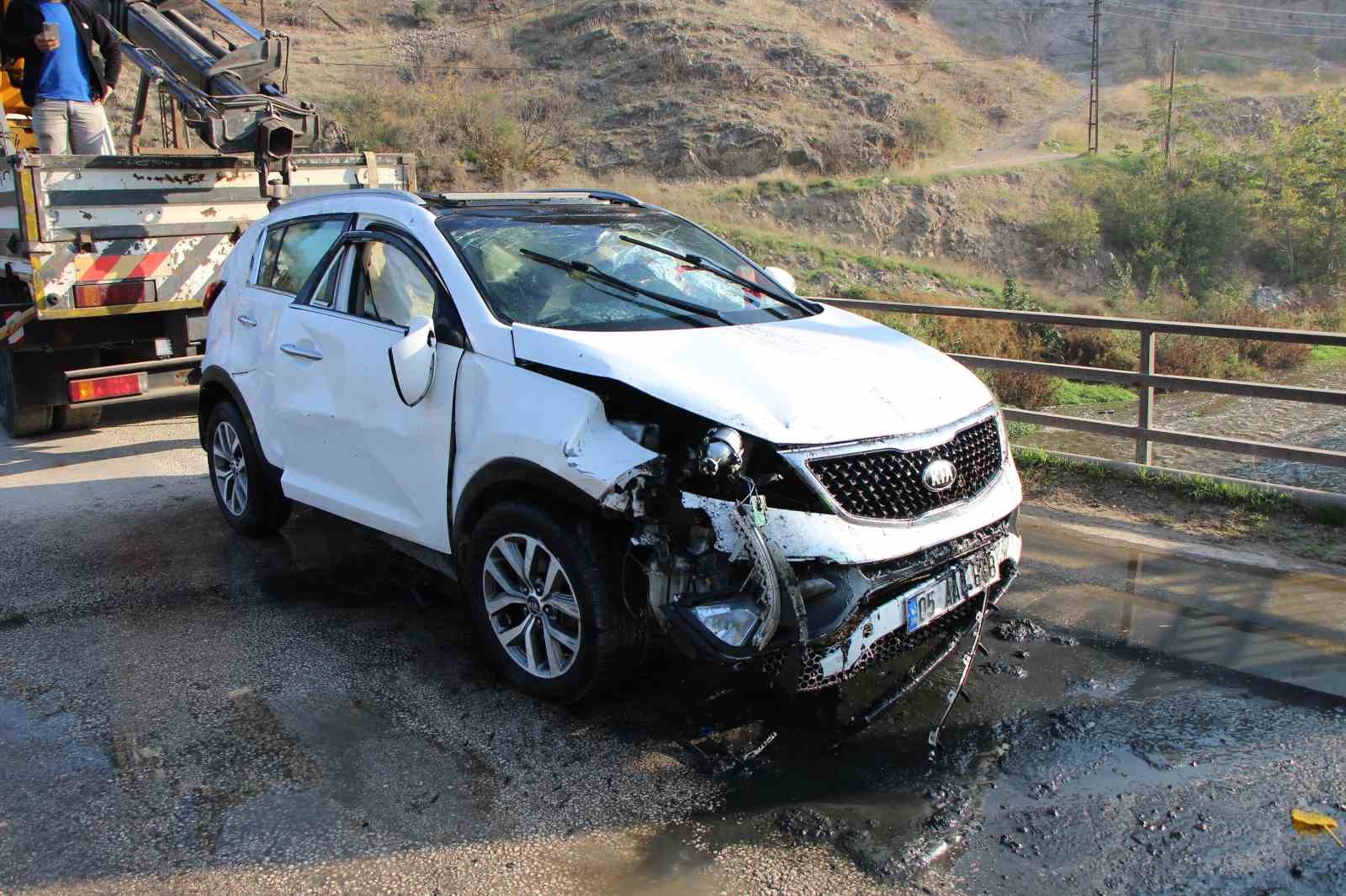 amasyada otomobil kopruden tersakan cayina uctu 2 kiz cocugunu vatandaslar kurtardi 3