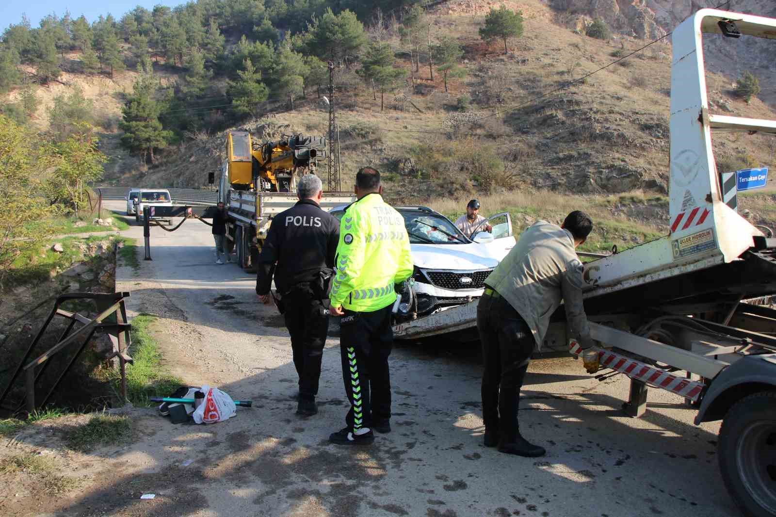 amasyada otomobil kopruden tersakan cayina uctu 2 kiz cocugunu vatandaslar kurtardi 4 39OdcXM9