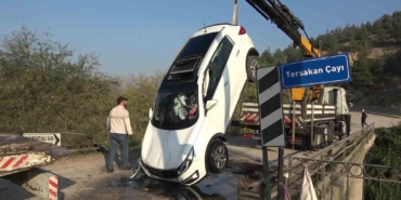 amasyada-otomobil-kopruden-tersakan-cayina-uctu-2-kiz-cocugunu-vatandaslar-kurtardi-4gQXxpcj.jpg
