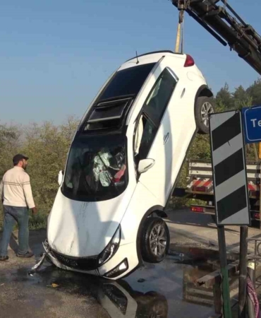 amasyada-otomobil-kopruden-tersakan-cayina-uctu-2-kiz-cocugunu-vatandaslar-kurtardi-4gQXxpcj.jpg