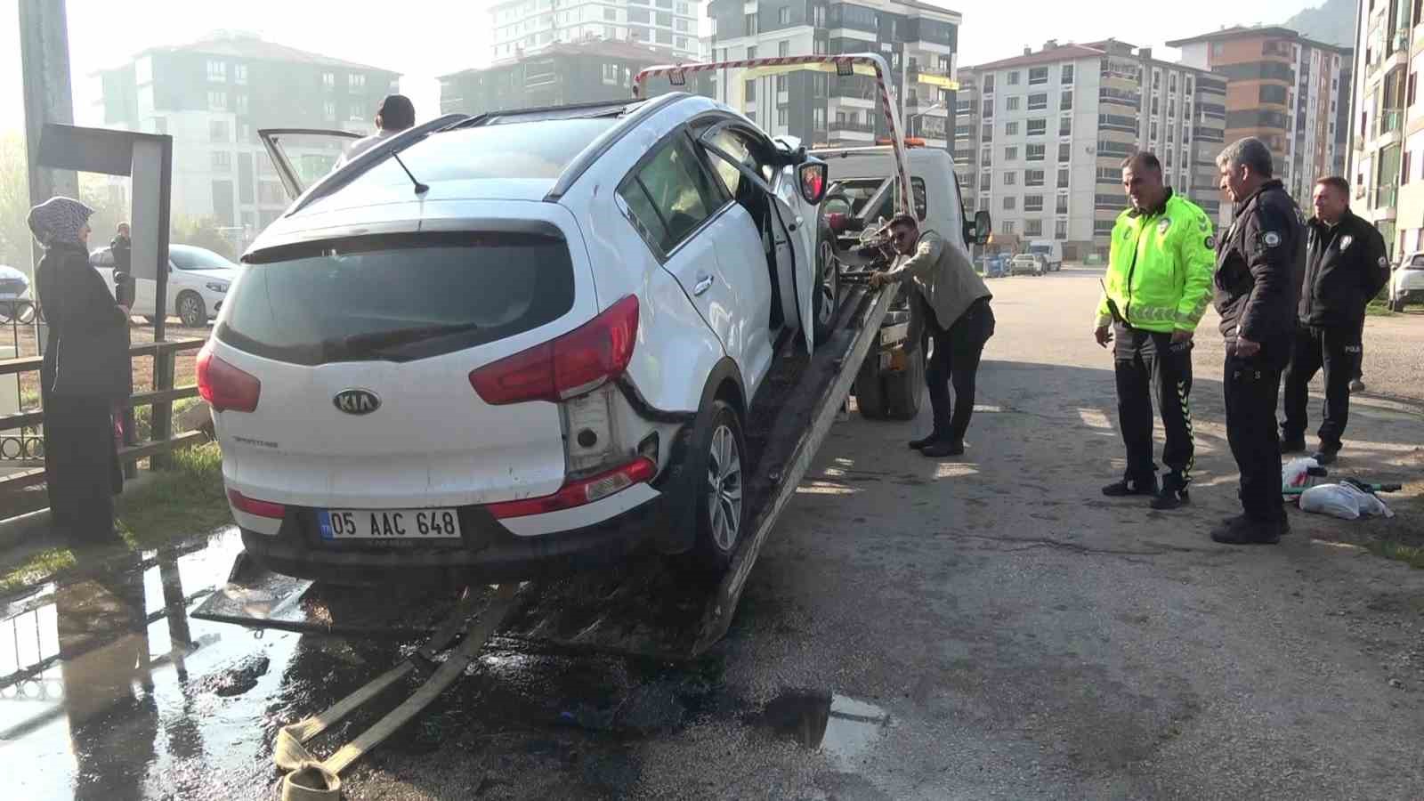 amasyada otomobil kopruden tersakan cayina uctu 2 kiz cocugunu vatandaslar kurtardi 6