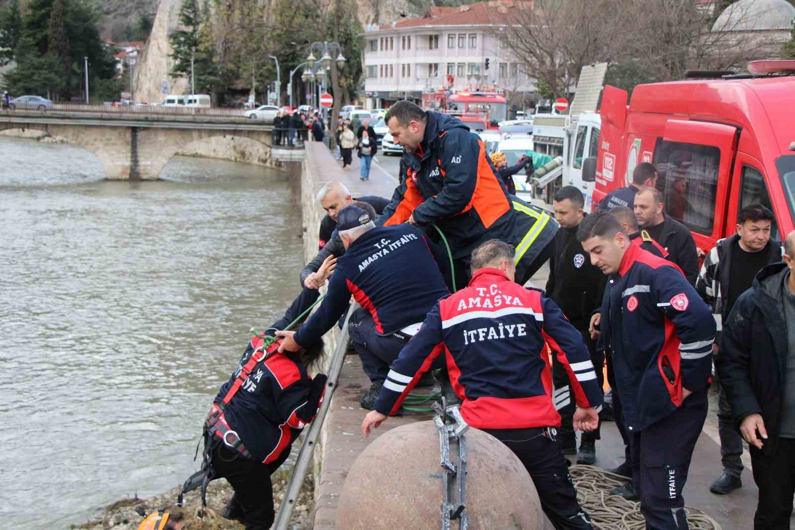 amasyada otomobil kopruden yesilirmak nehrine uctu anne kizi ekipler kurtardi 2 qUZ7EwzG