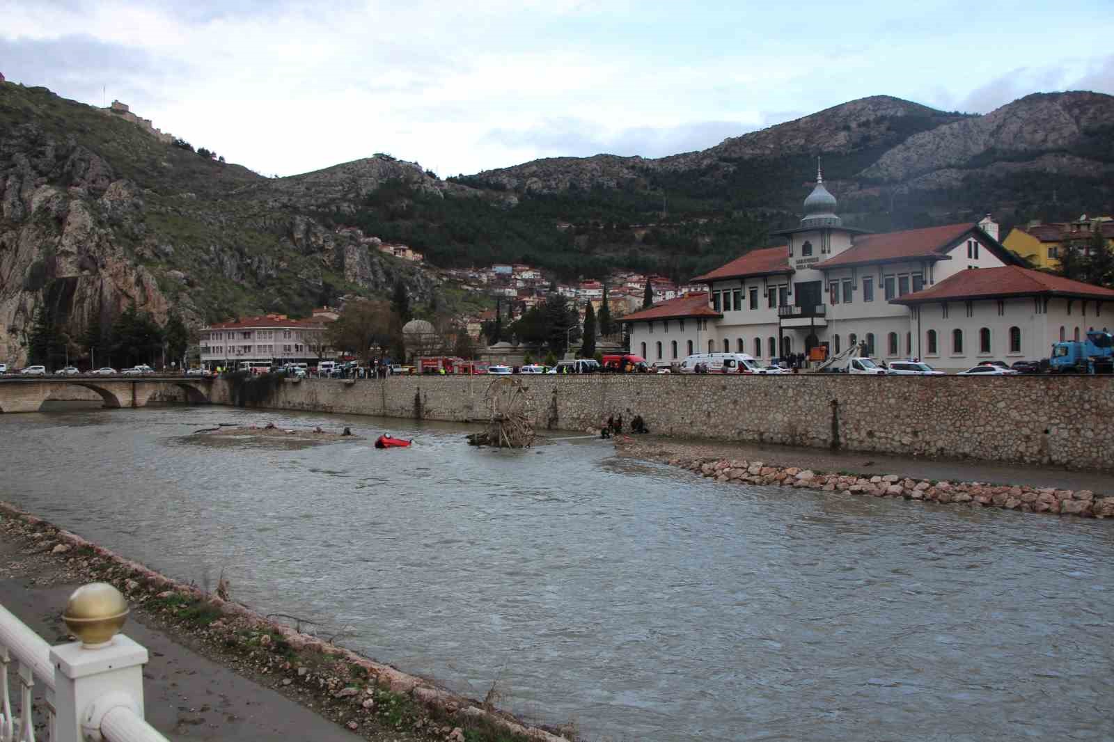 amasyada otomobil kopruden yesilirmak nehrine uctu anne kizi ekipler kurtardi 3 86XDTmG2