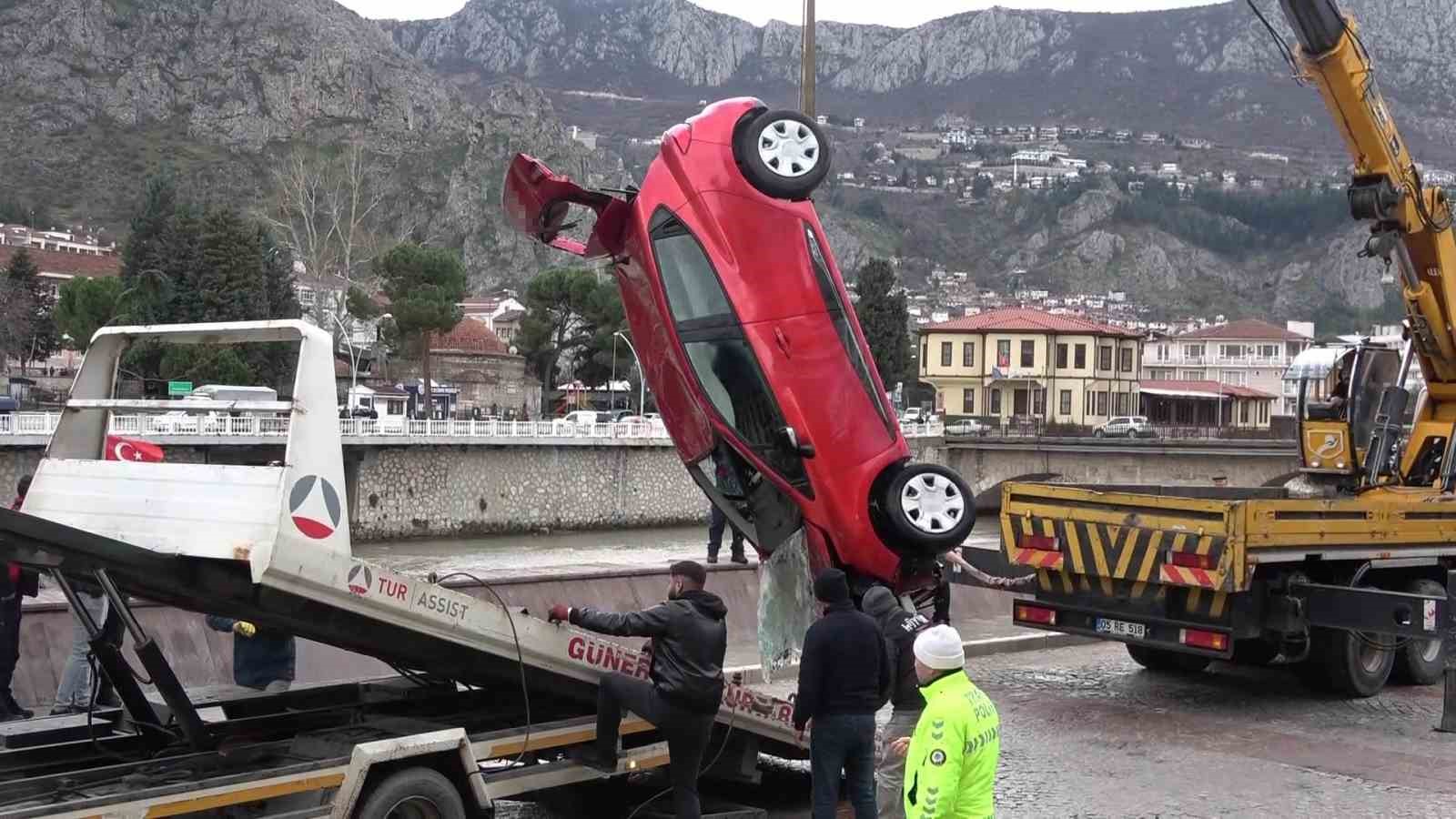 amasyada otomobil kopruden yesilirmak nehrine uctu anne kizi ekipler kurtardi 7