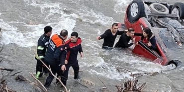 amasyada-otomobil-kopruden-yesilirmak-nehrine-uctu-anne-kizi-ekipler-kurtardi-mWcwILKY.jpg