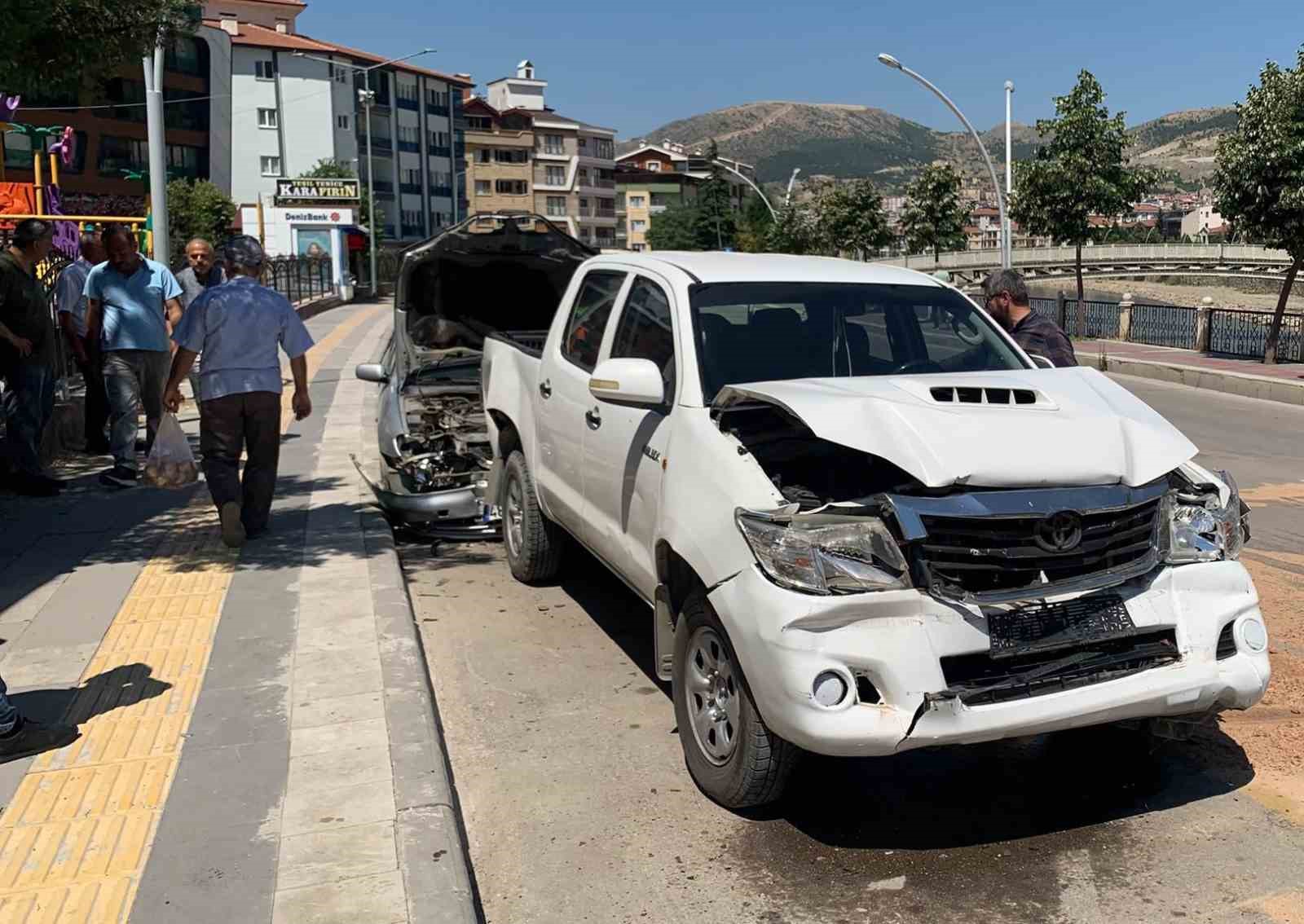 amasyada otomobilin park halindeki araclara carptigi kaza kamerada 0 cZsQJwGl