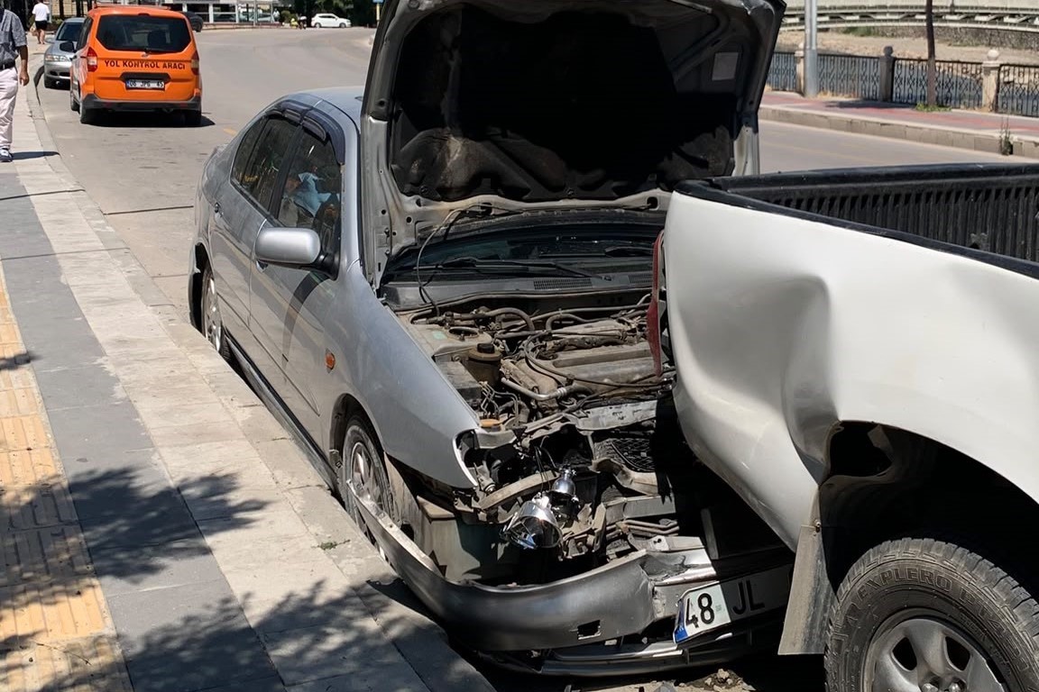 amasyada otomobilin park halindeki araclara carptigi kaza kamerada 1 ytjDDGLE