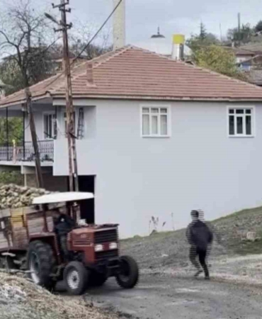 amasyada-pancar-yuklu-traktor-romorku-devrildi-kaza-ani-kamerada-Orn5OARg.jpg