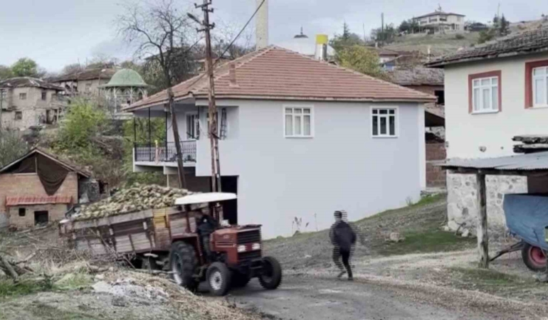 amasyada-pancar-yuklu-traktor-romorku-devrildi-kaza-ani-kamerada-Orn5OARg.jpg