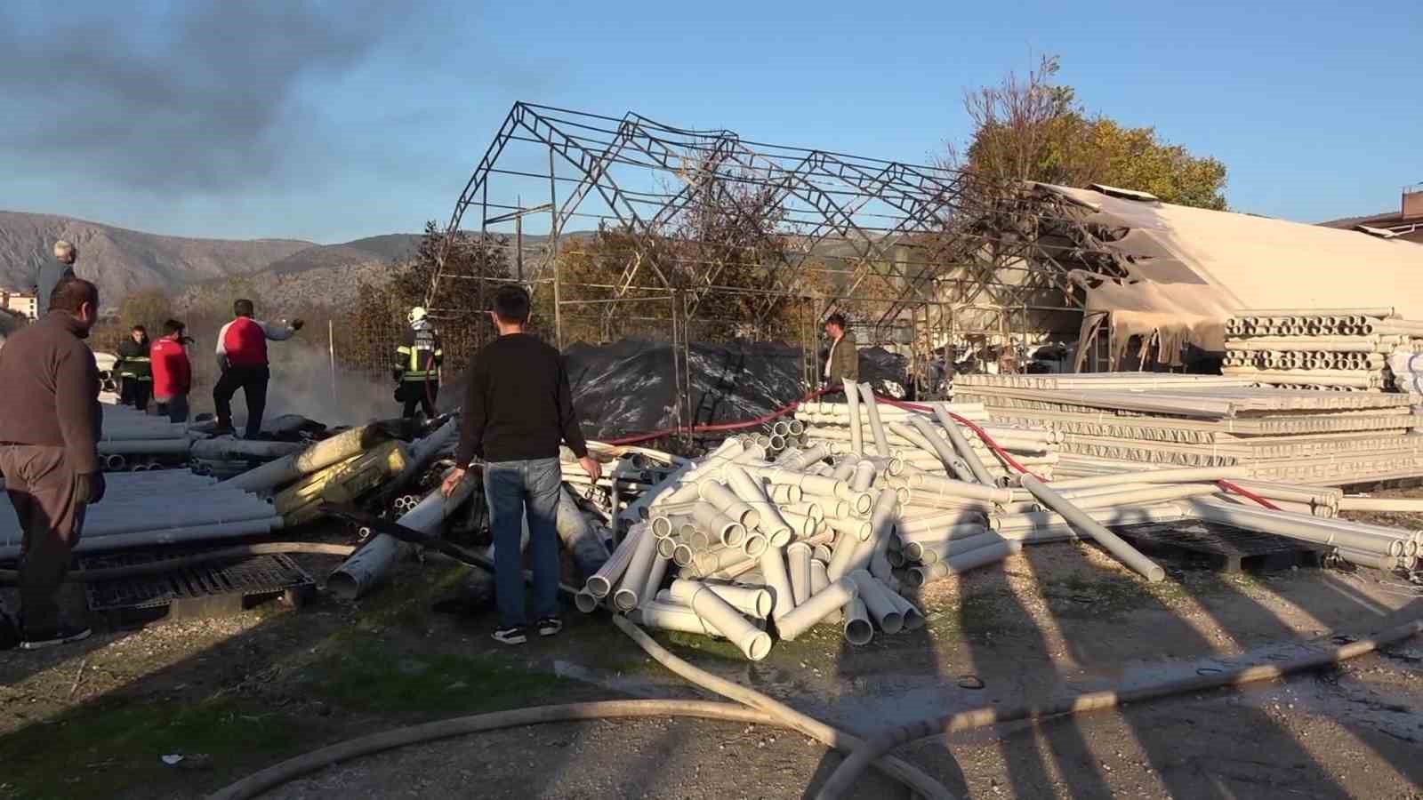 amasyada plastik malzeme dolu depo yandi yukselen dumanlar metrelerce oteden goruldu 0