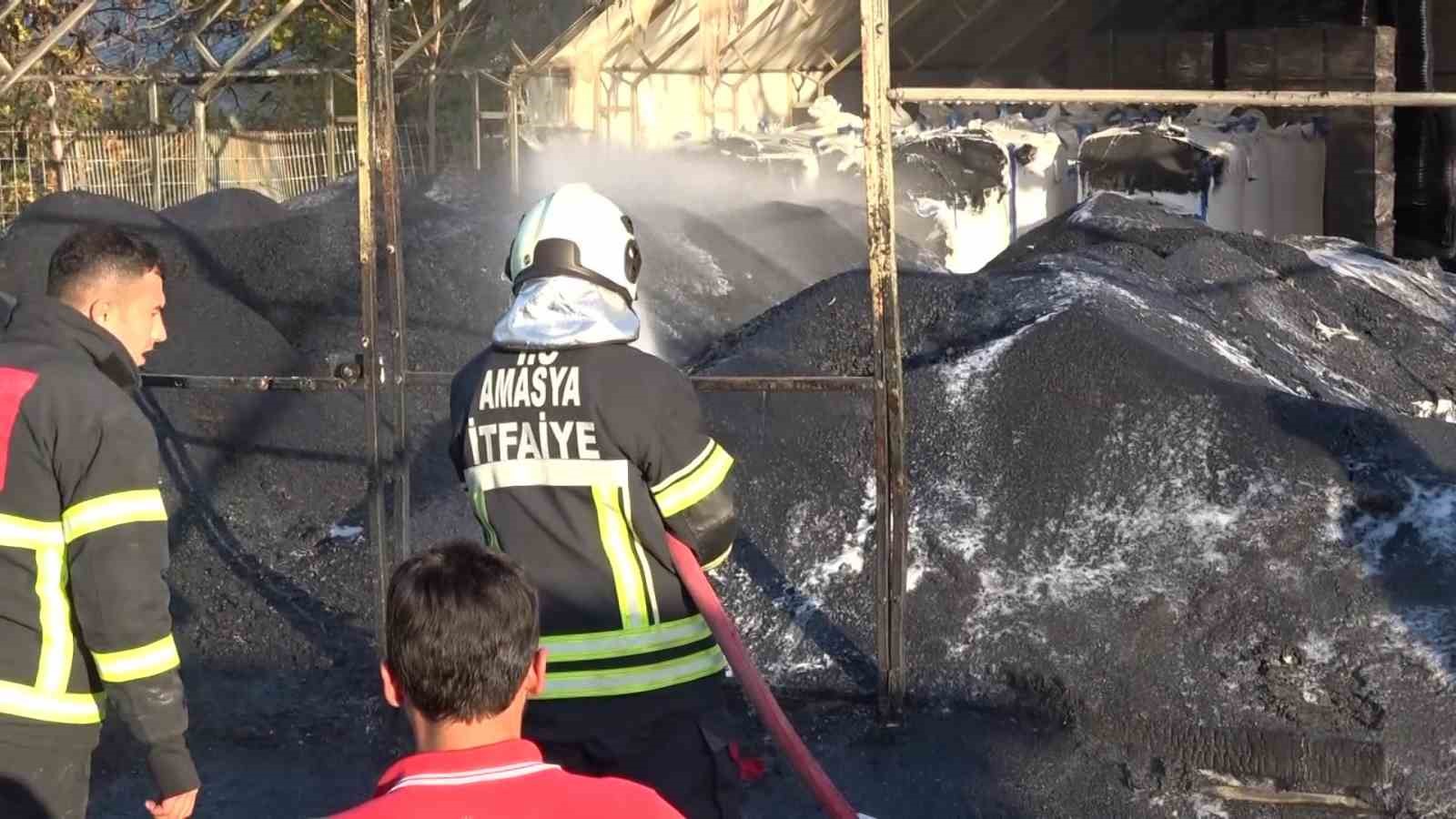 amasyada plastik malzeme dolu depo yandi yukselen dumanlar metrelerce oteden goruldu 1