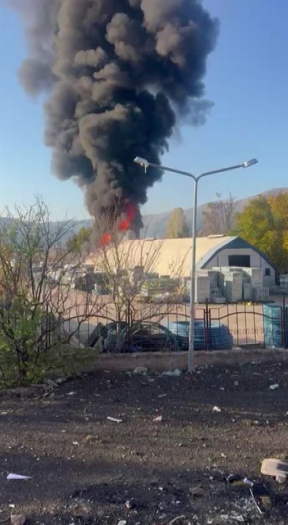 amasyada plastik malzeme dolu depo yandi yukselen dumanlar metrelerce oteden goruldu 4 fSI2MNk8
