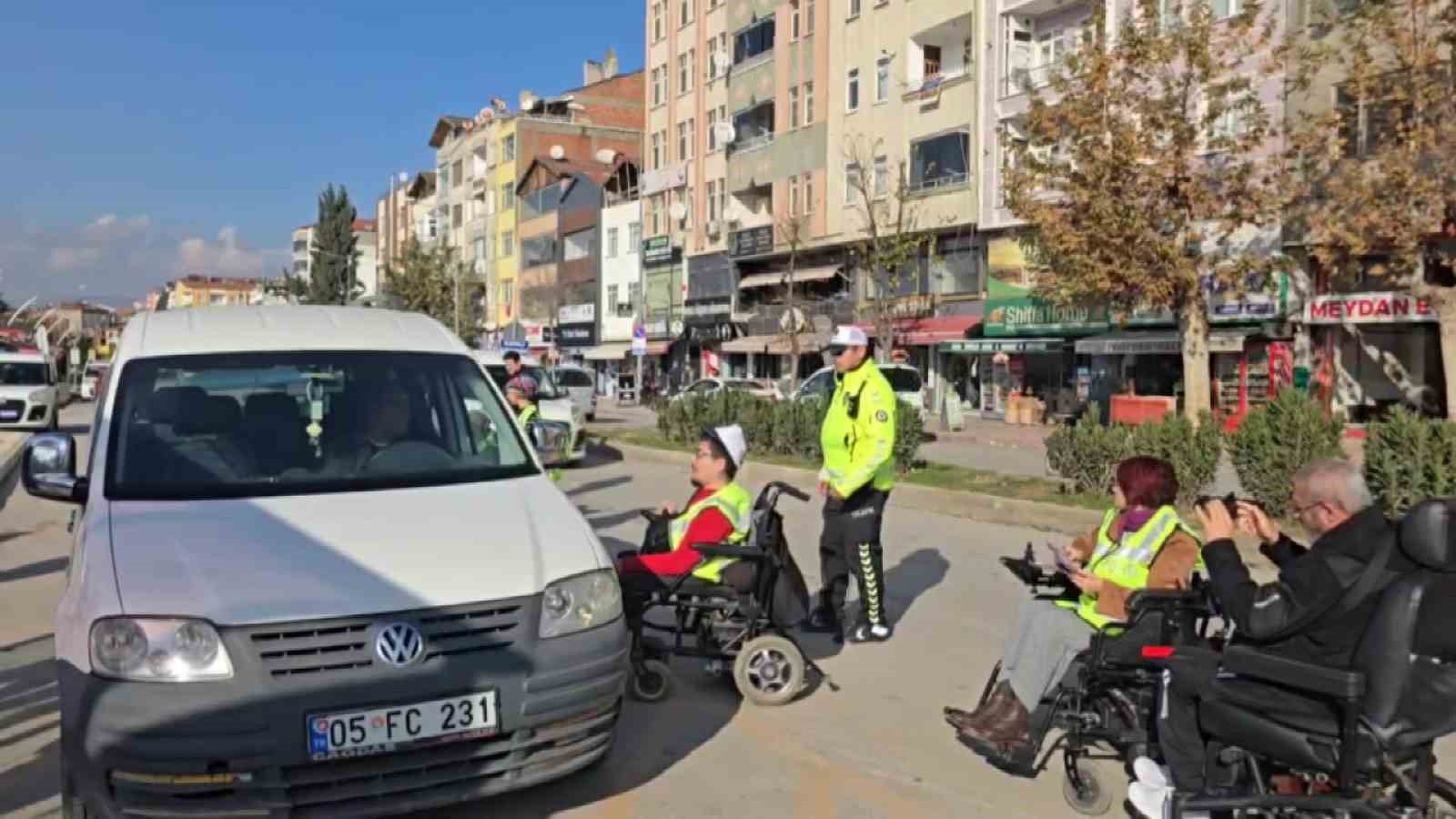 amasyada polis suruculeri engelli vatandaslar icin durdurdu 0 bwS82OVi