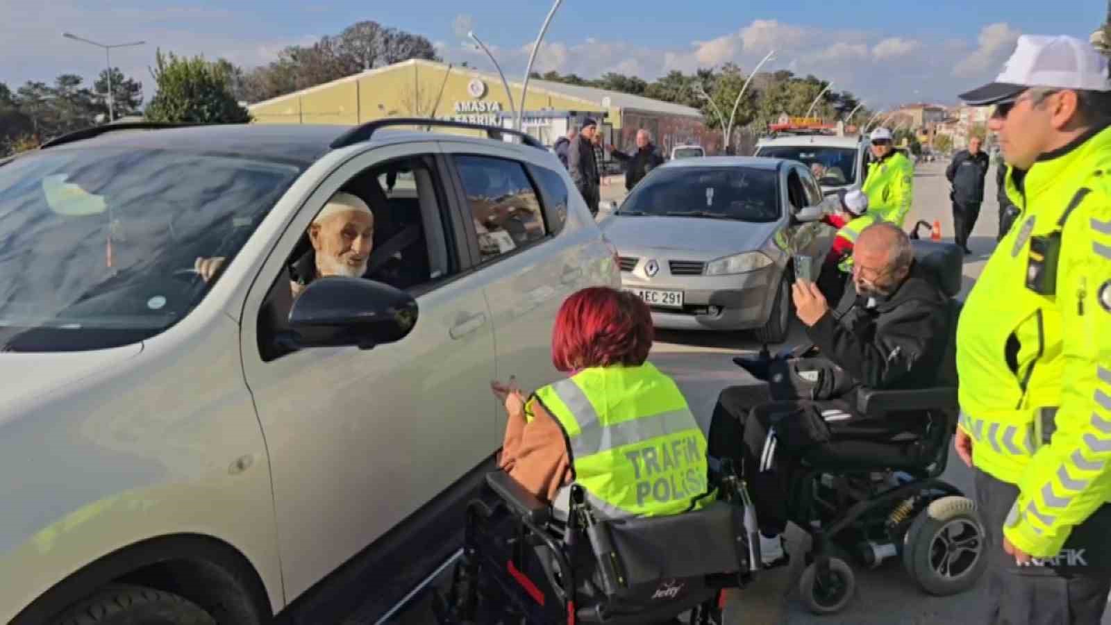 amasyada polis suruculeri engelli vatandaslar icin durdurdu 2 ktDv2Sb7