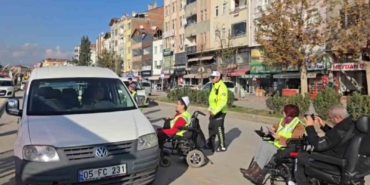 amasyada-polis-suruculeri-engelli-vatandaslar-icin-durdurdu-UDbvRwV1.jpg