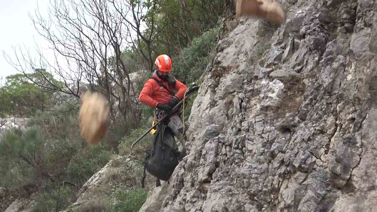amasyada riskli kaya parcalari sokulerek yola dusuruldu hummali calisma dronla goruntulendi 1 4kVd7rX1
