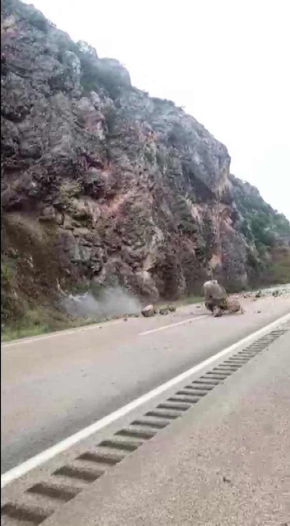 amasyada riskli kaya parcalari sokulerek yola dusuruldu hummali calisma dronla goruntulendi 10 Z98PieJc