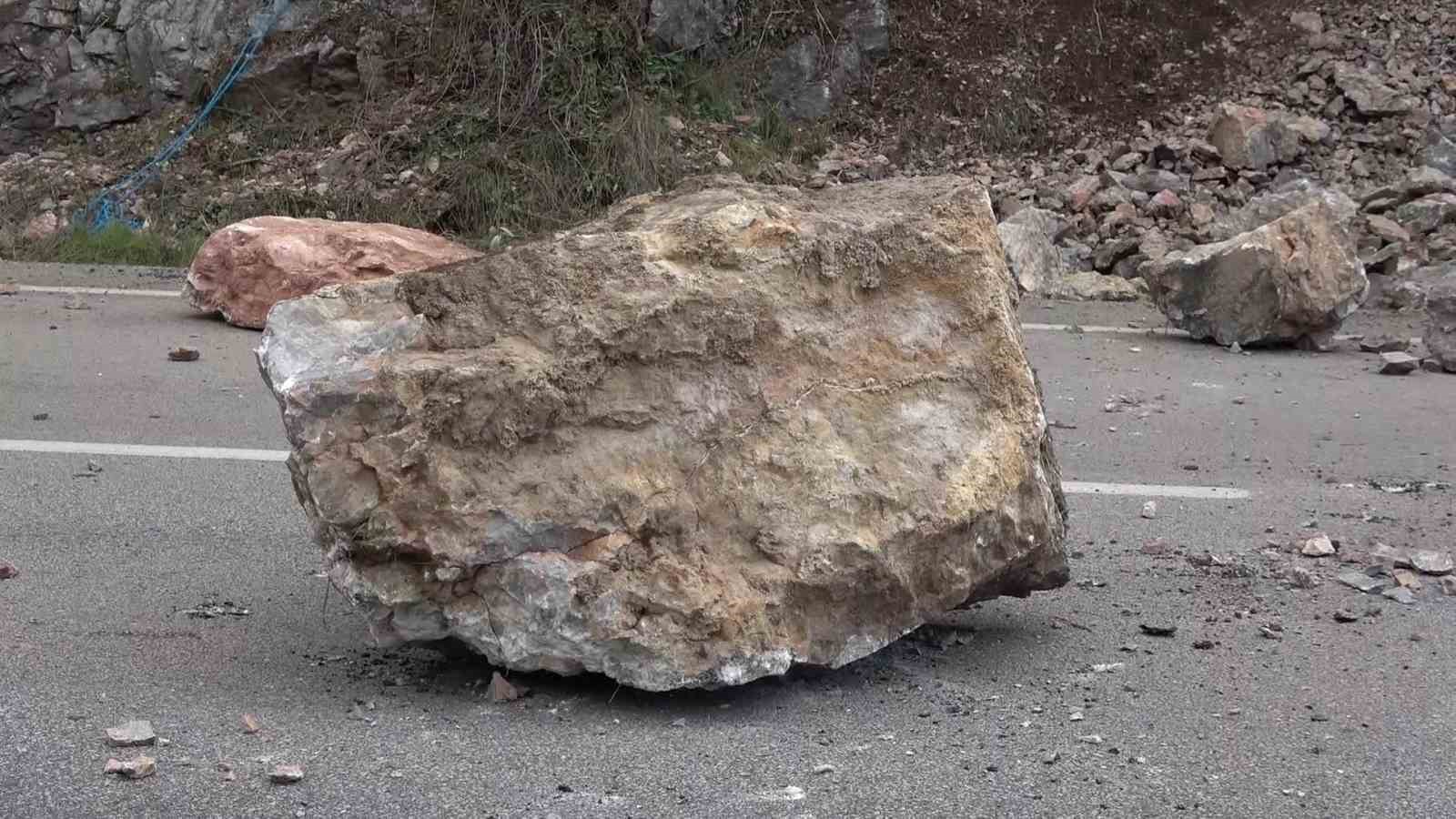 amasyada riskli kaya parcalari sokulerek yola dusuruldu hummali calisma dronla goruntulendi 2 L7keBXka